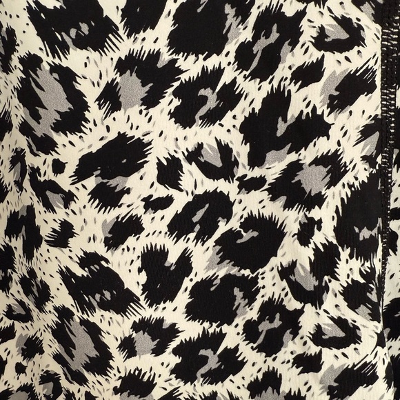 ZYIA Snow Leopard “Light & Tight” high waist leggings Size 14-16 Capri (23-25”) - Picture 4 of 9